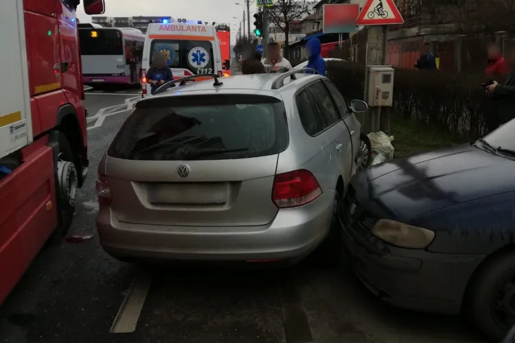 Accident între un TIR și două mașini în Dâmbul Rotund FOTO