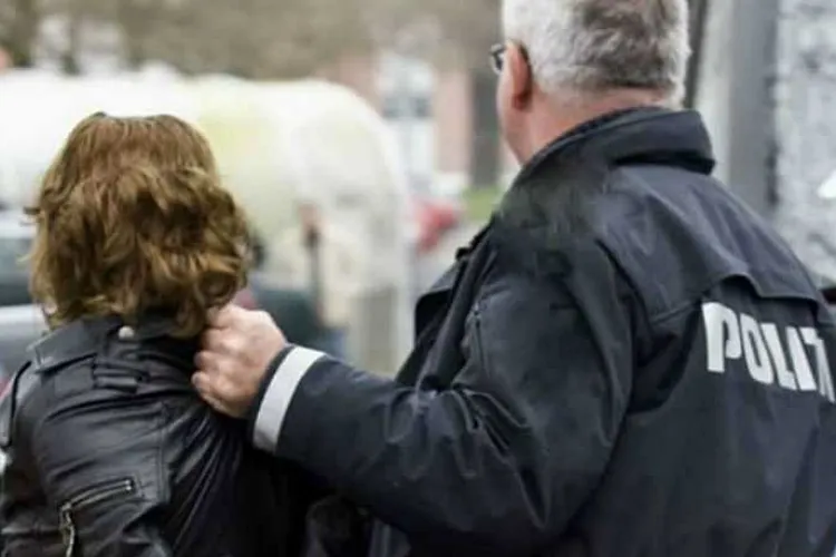 Clujeancă imobilizată de polițiști pe Calea Turzii și dusă la psihiatrie. Încerca să oprească mașinile în trafic