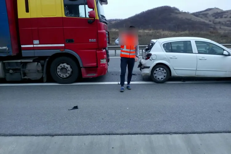 Accident între un TIR și un autoturism pe Autostrada Transilvania. Un bărbat a ajuns la spital FOTO