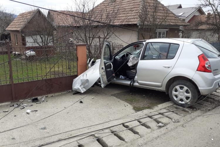 CLUJ: Un șofer a ajuns la spital după ce a adormit la volan și a intrat cu mașina în stâlp FOTO