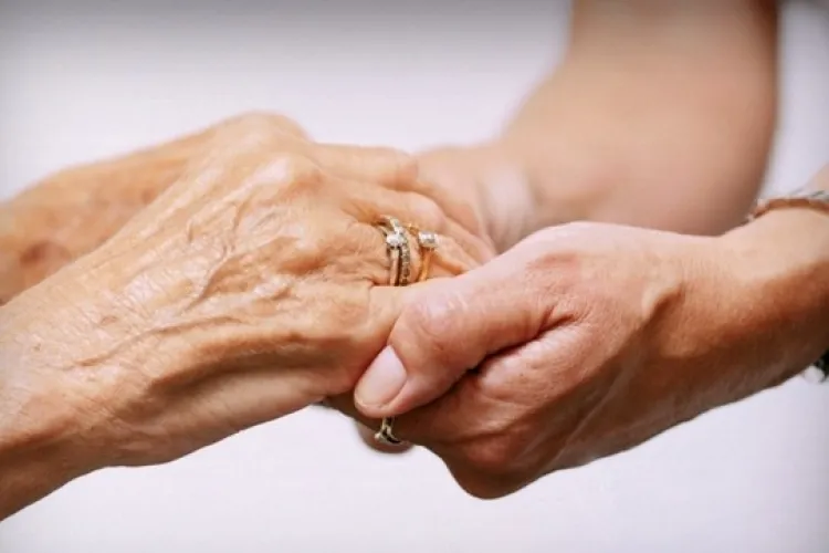 Clujenii vârstnici pot apela la VĂ AJUTĂM DIN CLUJ pentru a alimente și medicamente