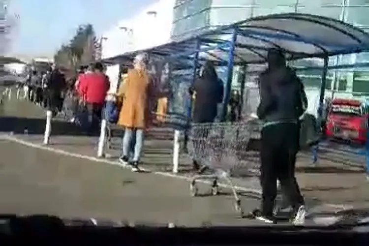 Clujenii stau ordonați la cozi în fața magazinelor! Începe să arate la Cluj ca în Italia - VIDEO