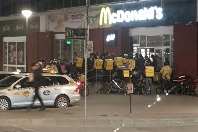 Poza zilei la Cluj! Curierii fac coadă la McDonald's  FOTO  