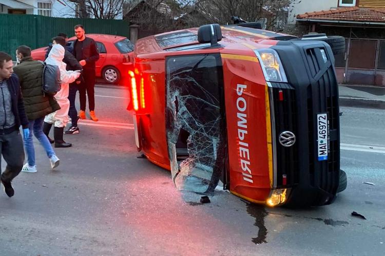 Cluj: Mașină SMURD care transporta carantinați din Franța, lovită și răsturnată lângă Podul Garibaldi - FOTO