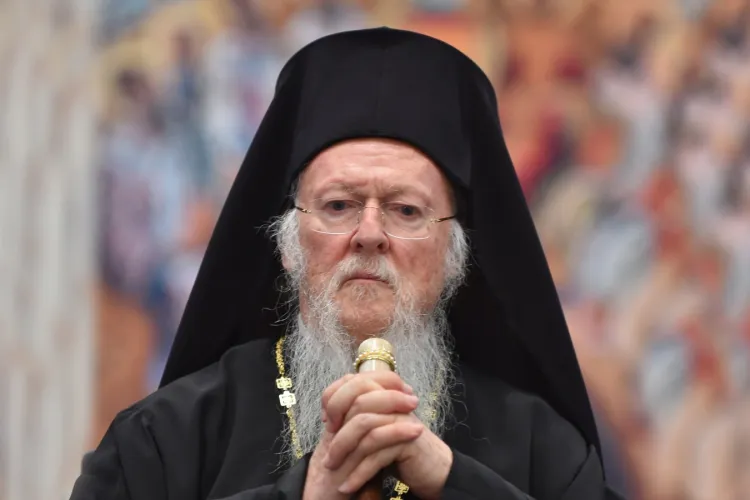 Patriarhul ecumenic cere tuturor bisericilor să oprească slujbele: Mandatăm încetarea tuturor slujbelor!