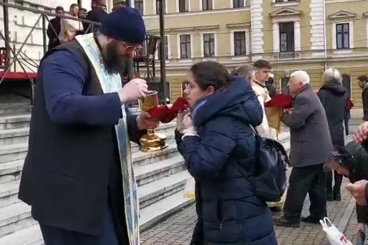 Preoții din Cluj vor să ne omoare pe toți? Credincioșii împărtășiți cu aceeași lingură - VIDEO
