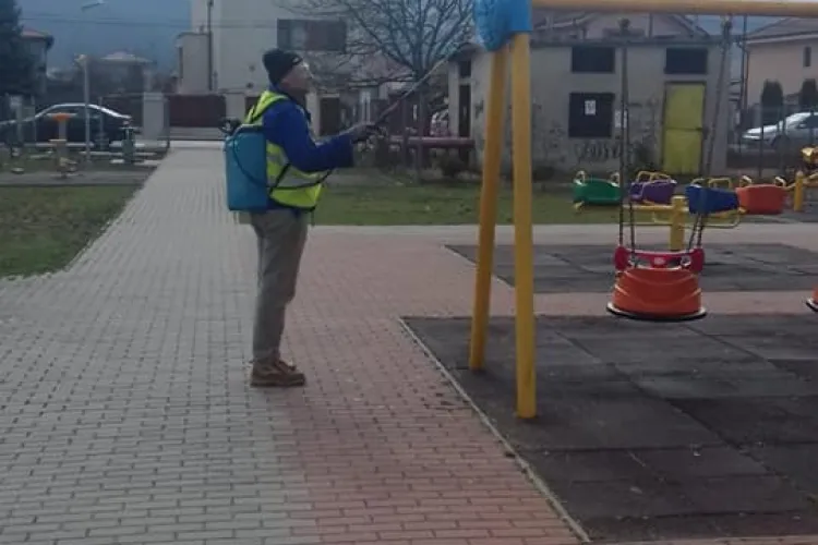 La Florești, se dezinfectează spațiile publice: parcuri de joacă, stații de autobuz - FOTO