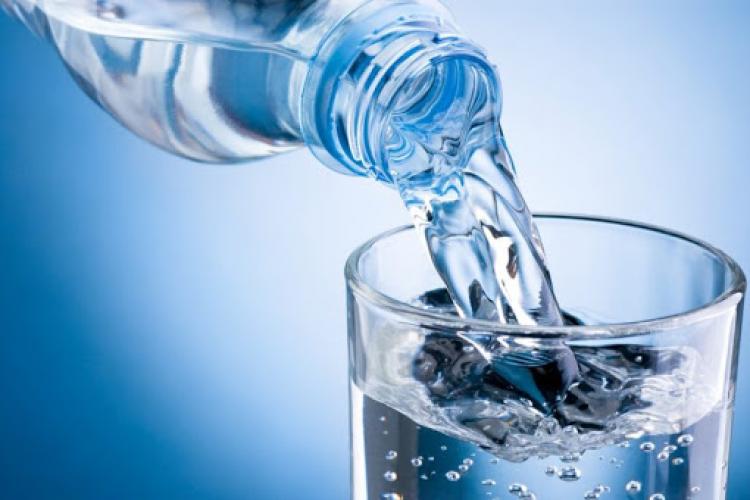 Mesaj ISU: Apa băută la fiecare 15 minute nu vă apără de coronavirus