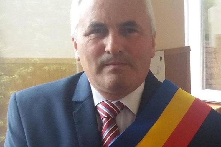 Primarul din comuna cojocna refuză să stea în izolare, deși s-a întâlnit cu două persoane aflate pe lista de izolați