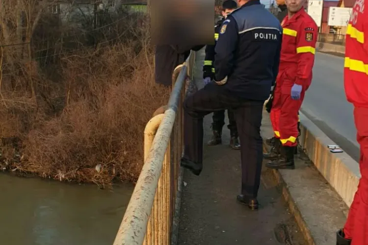 CLUJ: Tentativă de suicid! Un bărbat care amenința că se aruncă în râu a fost imobilizat de polițiști FOTO