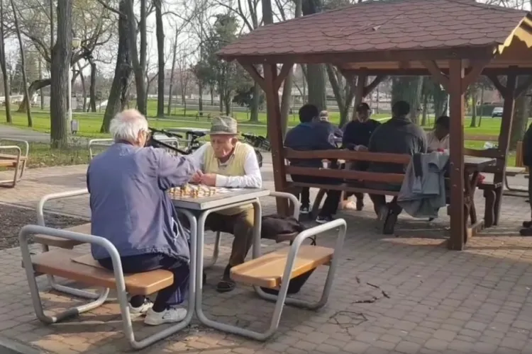 Ordonanța militară 3: Vârstnicii mai pot ieși din casă numai între orele 11.00 - 13.00. Cum se deplasează angajații