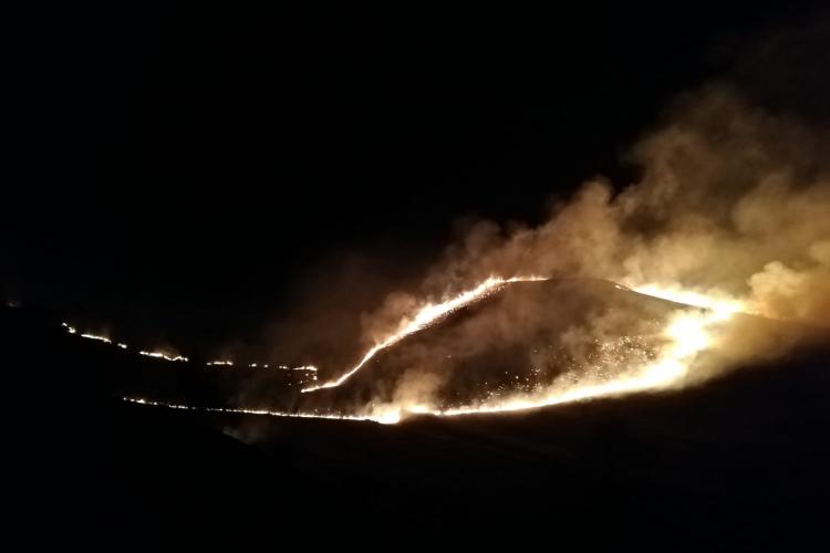 Incendiu la o pășune de zeci de hectare în Băișoara. Pompierii au stins flăcările după patru ore FOTO/VIDEO