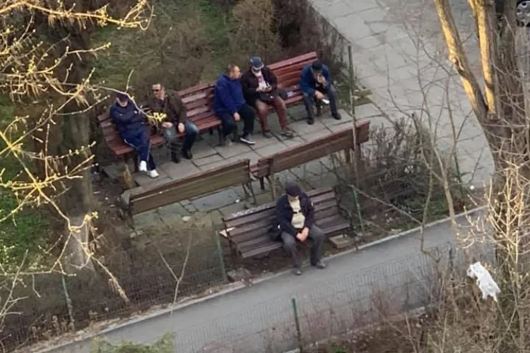  Cluj: Pensionarii iau cu asalt magazinele și ies la taclale în parcuri. Sunt GREU DE OPRIT pentru că nu cred în pericolul coronavirus - FOTO