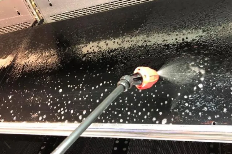 Un magazin alimentar a aruncat alimente în valoare de 35.000 de dolari, pentru că o femeie a tușit pe ele intenționat