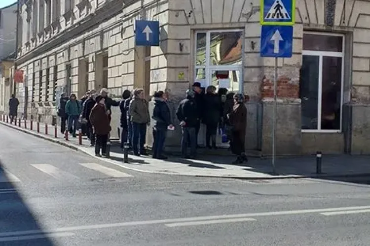 La Electrica Cluj e coadă la plata facturilor! - FOTO