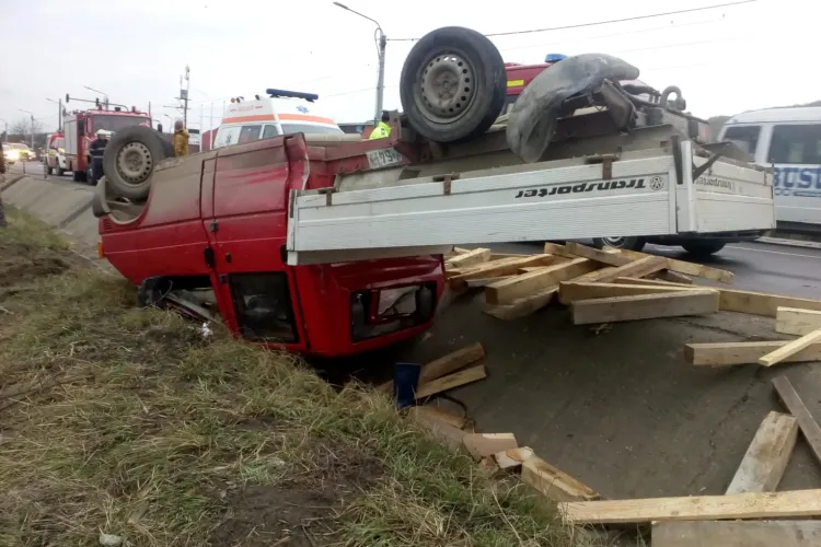 Accident la Jucu! O mașină s-a răsturnat - FOTO