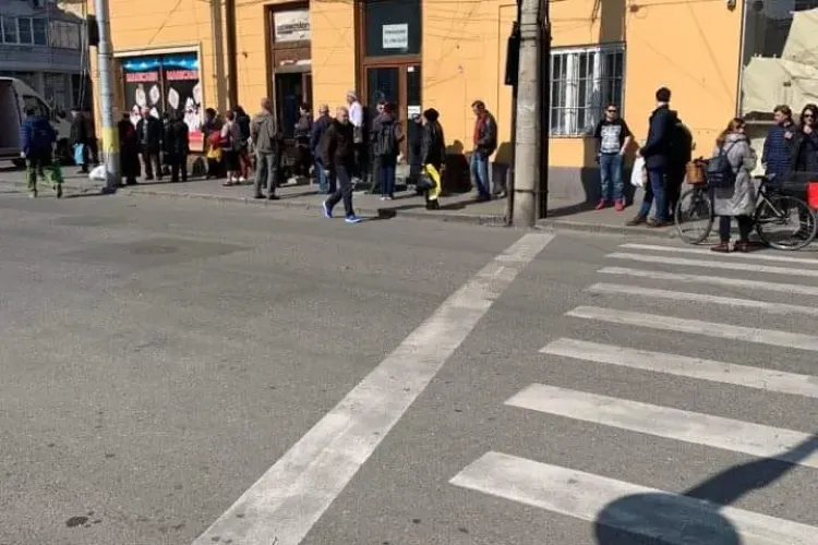 Cluj: Unii stau acasă, iar alții fac coadă la magazinul cu carne de curcan: Le era poftă - FOTO