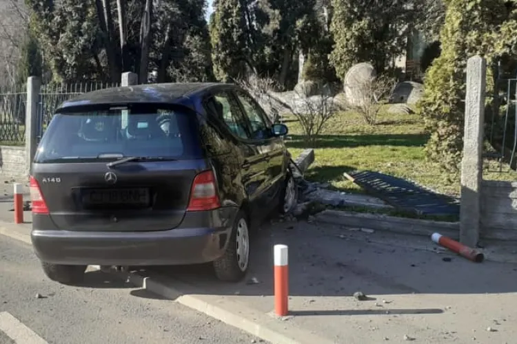 Altă ”parcare” reușită la Casa Radio! Un șofer a demolat gardul - FOTO