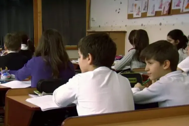 Ministerul Educației susține că nu este motiv pentru închiderea școlilor: Sunt patru elevi diagnosticați