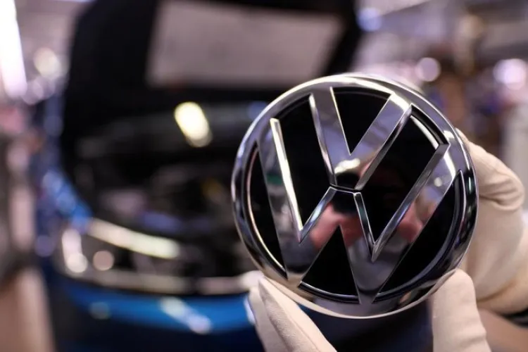 Volkswagen oprește activitatea la aproape toate fabricile din Europa. Renault numai în Spania