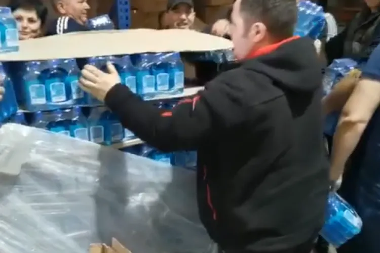 Românii se bat pe spirtul din magazine. Se cumpără zeci de flacoane - VIDEO