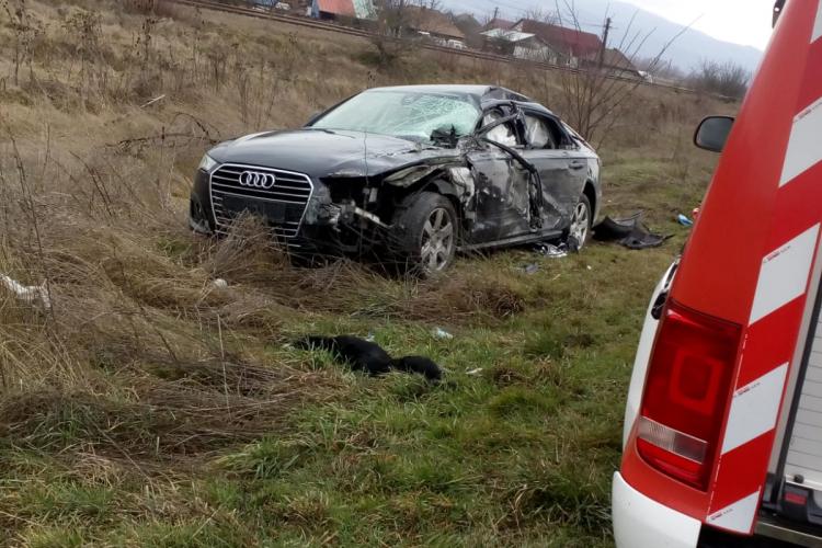 Audi proiectat pe câmp de un autotren care a depășit în curbă - FOTO