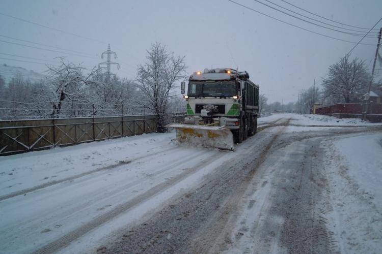 Atenție, șoferi! Drumuri afectate de zăpadă sj polei la Cluj. S-au împrăștiat sute de tone de antiderapant