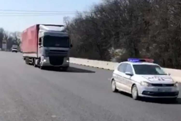 Un TIR plin cu un milion de măști a sosit în România. Vor fi distribuite în spitale