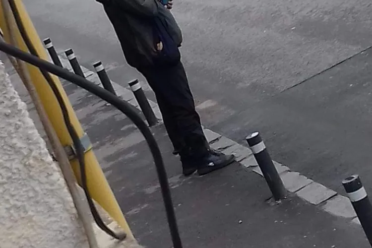 Bărbatul suspect care urmărea copiii a fost prins - FOTO