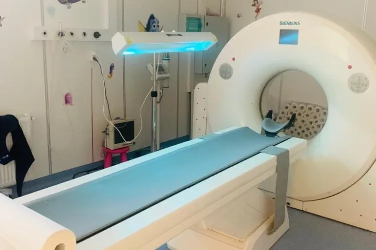 COVID-19: Lampa bactericidă cu raze UV, donată de o asociație de părinți, pusă în funcțiune la Spitalul de Pediatrie din Cluj FOTO