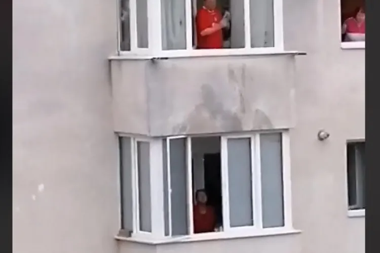 Circ fără bani într-un bloc din Bistrița, în ziua de Paști. Toată strada a asistat la scandal - VIDEO