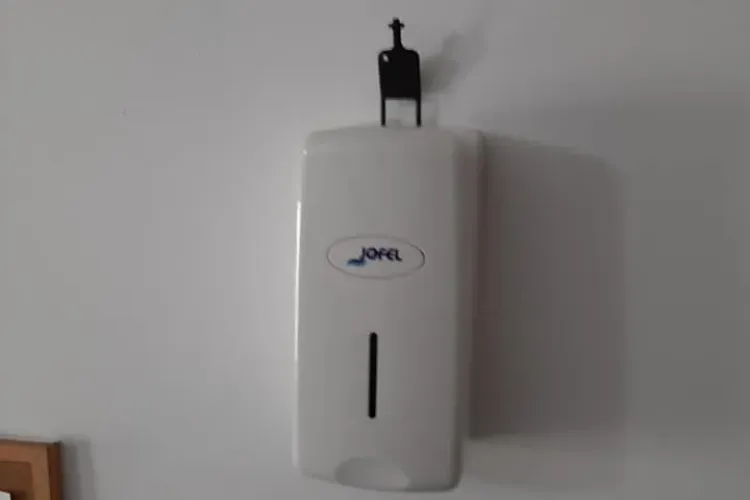 În Florești se montează dispozitive cu dezinfectant la blocuri - FOTO