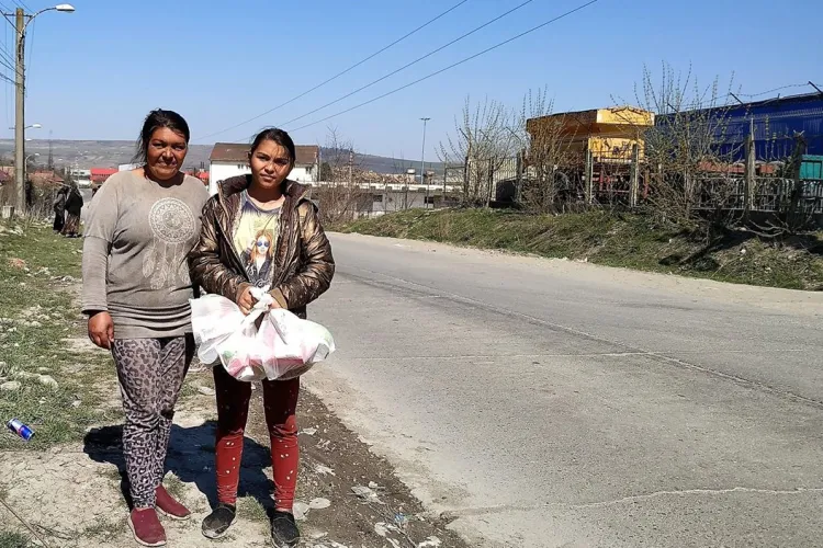Oamenii de la Pata Rât au primit pachete cu alimente: ”Ne sunt suficiente pentru astăzi, la toată familia”