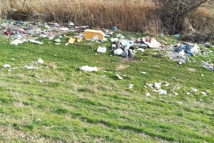 Materiale de construcții, deșeuri și mobilier aruncate pe malul Someșului, la Florești FOTO