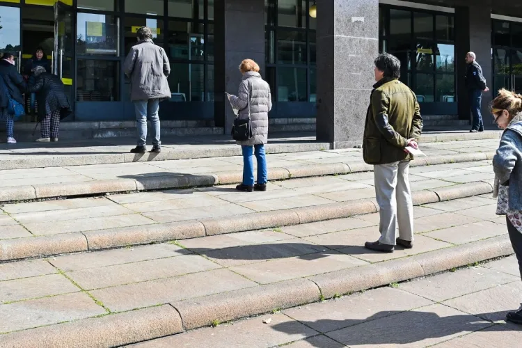 Coronavirus: Distanțarea socială ar putea salva milioane de vieți, afirmă un studiu