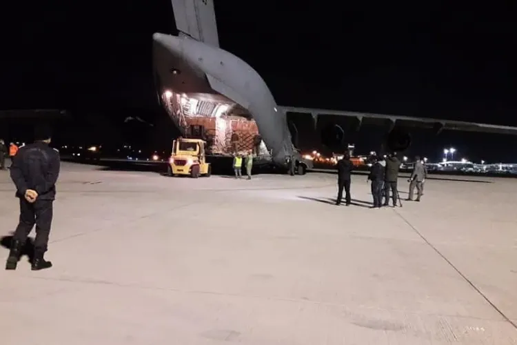 Încă un transport cu 100.000 de combinezoane de protecție a ajuns în România FOTO