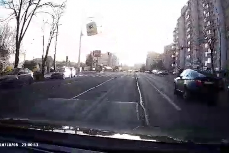 Șoferii de BMW din Cluj simt că și-au ”cumpărat” stradă. Fiind gol, trec pe roșu fără probleme - VIDEO