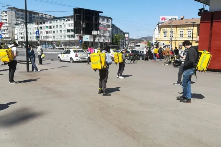 UPDATE Reacția Glovo / Curierii Glovo au făcut grevă în Piața Mihai Viteazu, după ce a fost redus bonusul pe kilometru - FOTO