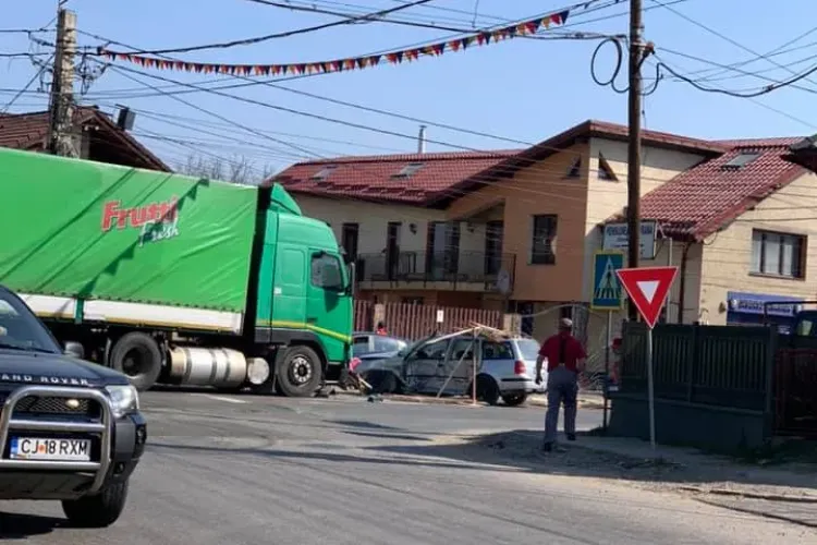 Accident cu o victimă la Gilău. un șofer a intrat cu mașina într-un TIR FOTO
