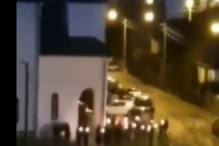 La o biserică din Mănăștur credincioșii s-au adunat cu lumânări fără frică de COVID. Cum comentați? - VIDEO