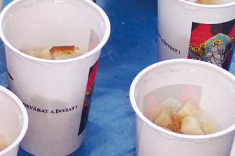  Preoții din Cluj-Napoca îi adună pe credincioși la biserică pentru a lua Paștile