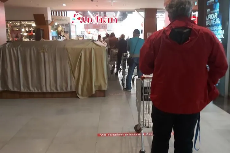 Coadă uriașă la Auchan în Iulius Mall. Foamea e mare la Cluj - FOTO