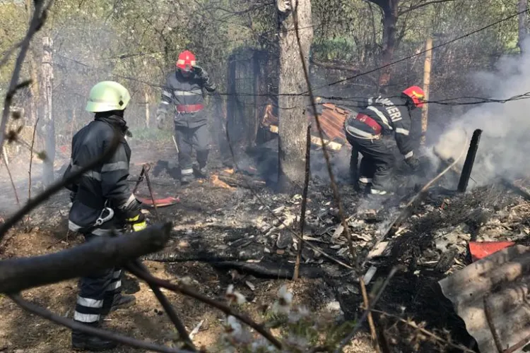 Baracă mistuită de flăcări la Cluj-Napoca. Pompierii au stins incendiul rapid FOTO