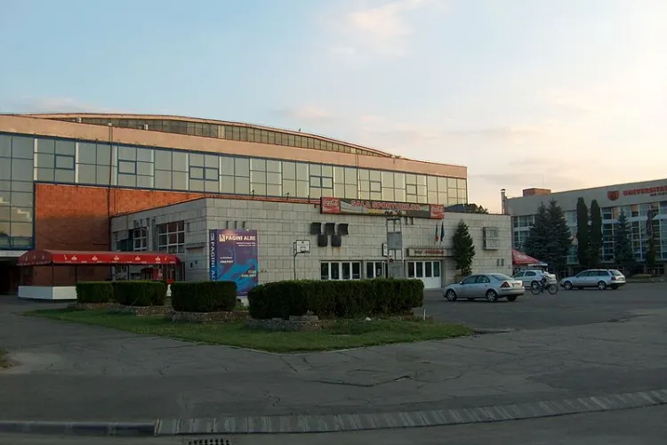 700 de români ajunși la Cluj din zone roșii numai azi-noapte. Se plâng de mizeria din Sala Sporturilor pe care tot ei au făcut-o