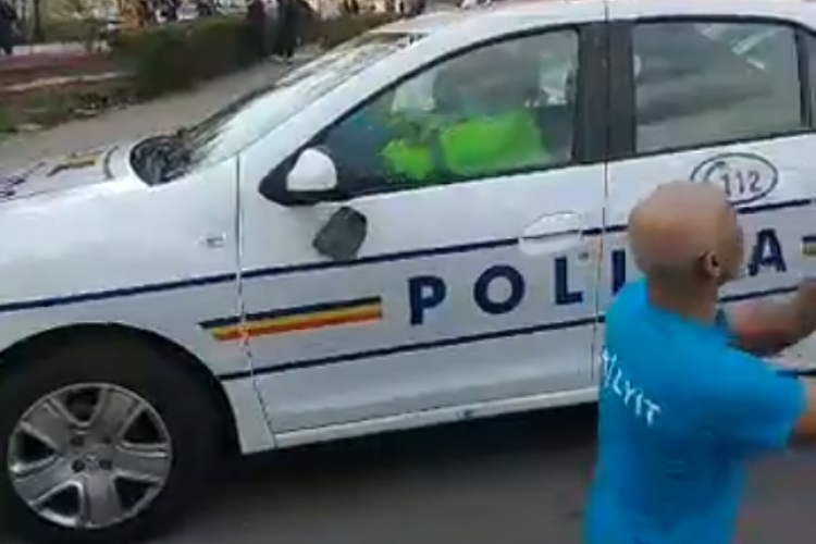 Polițiștii din Hunedoara fugăriți de mulțime, după ce au vrut să rețină un bărbat fără documente de ieșit din casă - VIDEO