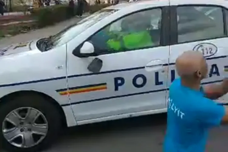 Polițiștii din Hunedoara fugăriți de mulțime, după ce au vrut să rețină un bărbat fără documente de ieșit din casă - VIDEO