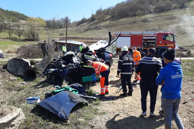 CLUJ: Șofer de 18 ani a ajuns în stare gravă la spital în urma unui accident. Și-a făcut mașina PRAF FOTO