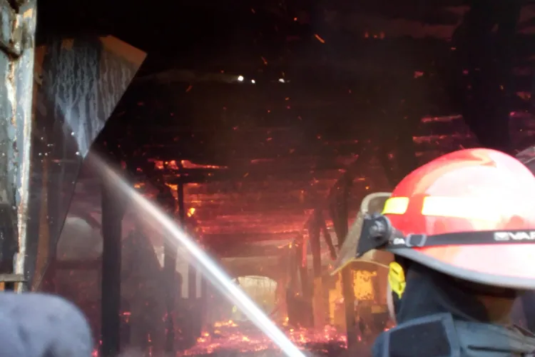 Incendiu de mari proporții la un depozit din Răscruci FOTO