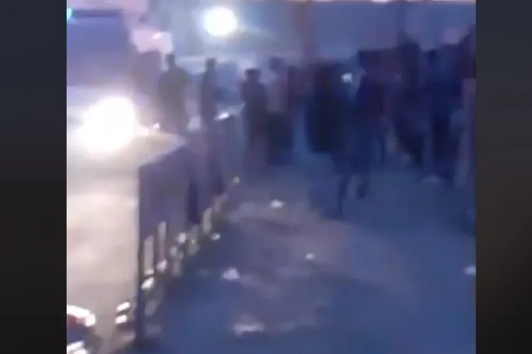 Romii de pe Cantonului luați cu asalt de jandarmi: Ne sechestrează și nu ne lasă să ieșim din casă  - VIDEO