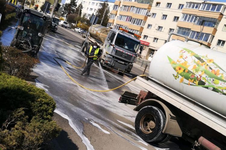 Rosal spală trotuarele și străzile din Mănăștur - FOTO